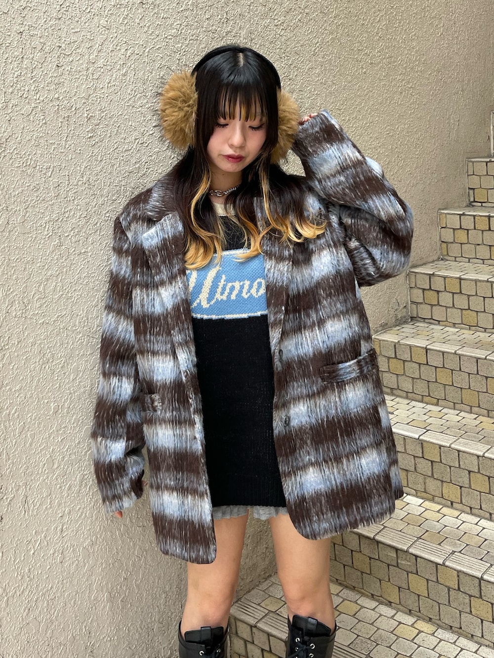 ブルー系のテーラードジャケット、ブラック系のニット/セーター、グレー系のその他パンツを着用したレディースの秋コーディネートの4枚目の写真