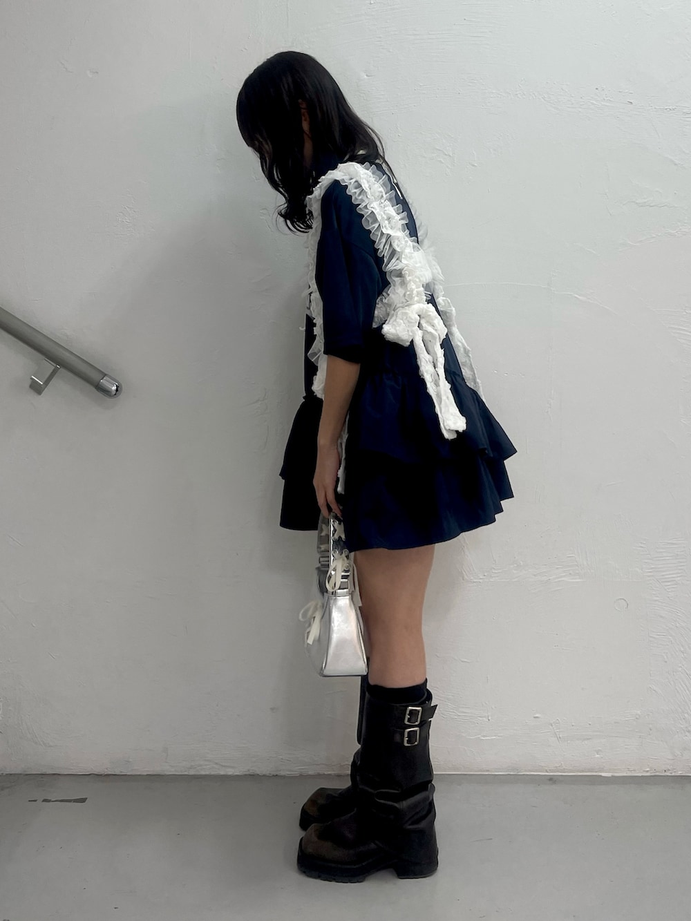 ブルー系のワンピース、シルバー系のハンドバッグ、ホワイト系のベルトを着用したレディースの冬コーディネートの3枚目の写真