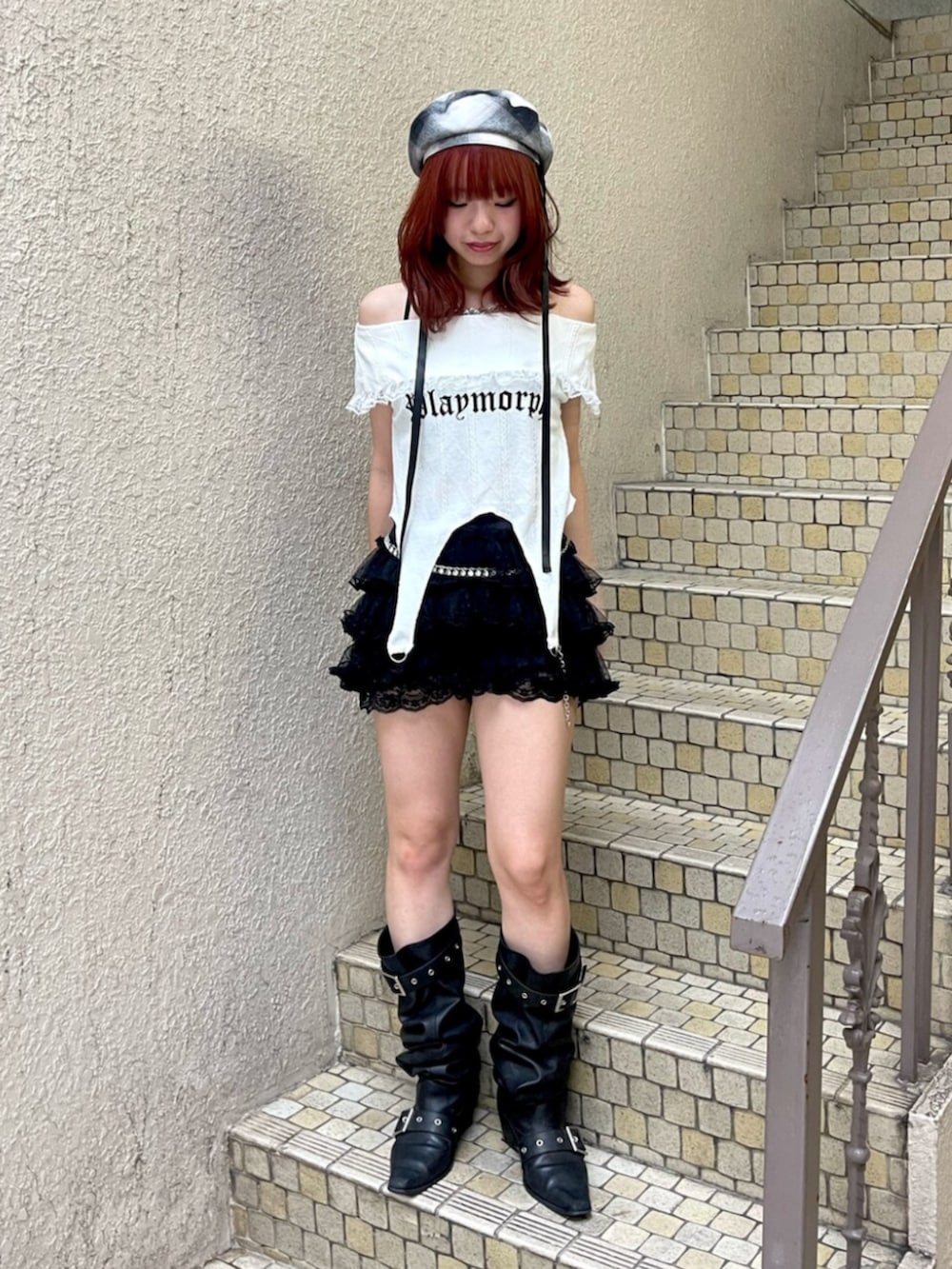 ブラック系のその他パンツ、ブラック系のブーツ、ホワイト系のTシャツ/カットソーを着用したレディースの夏コーディネートの2枚目の写真