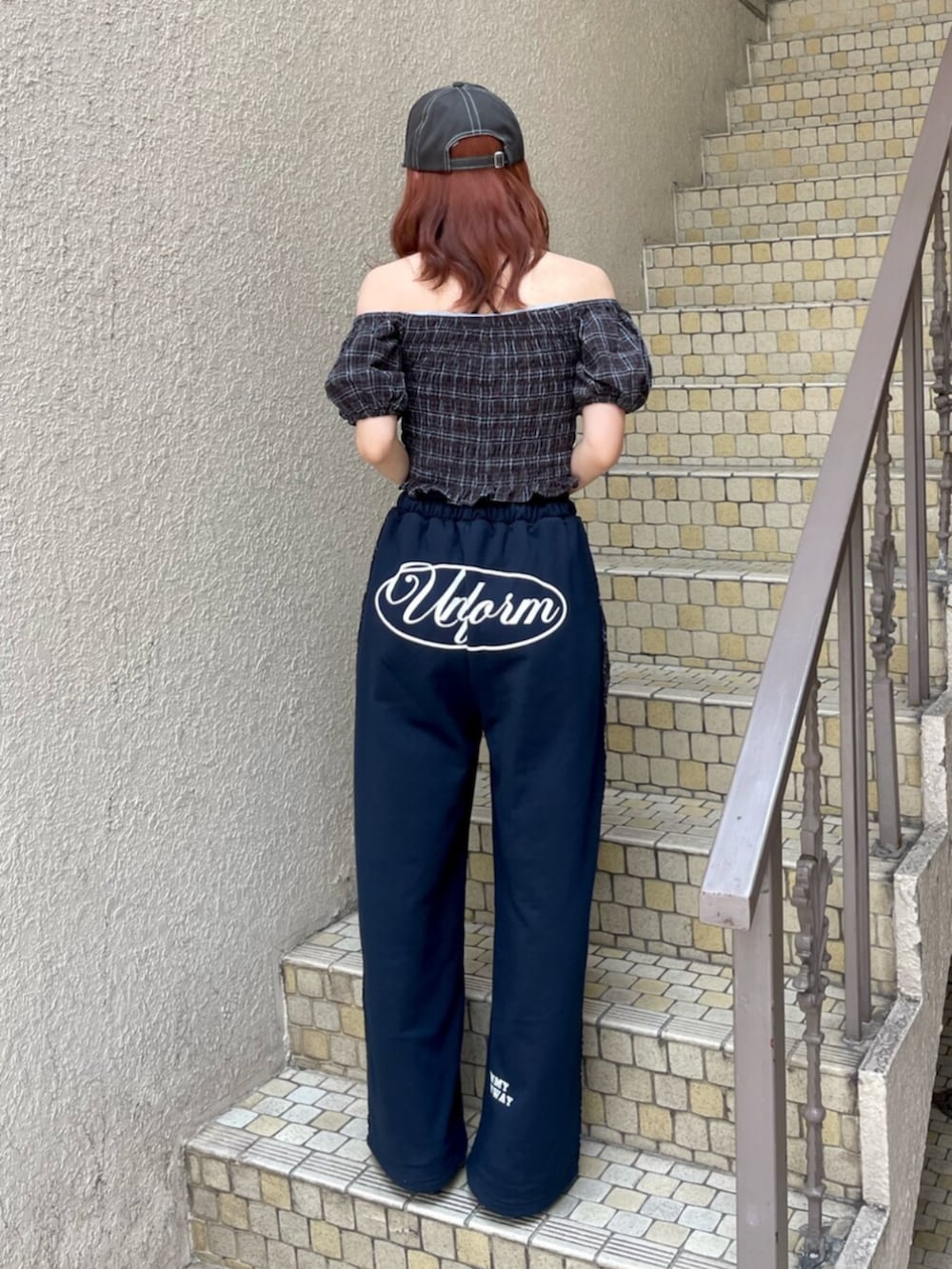 ブラック系のパンプス、ブラウン系のシャツ/ブラウス、ブルー系のその他パンツを着用したレディースの夏コーディネートの4枚目の写真