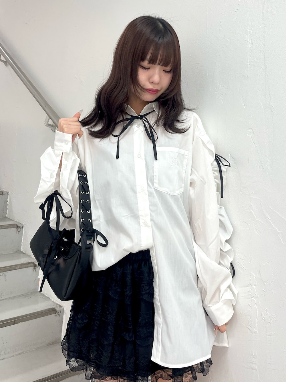 ホワイト系のシャツ/ブラウス、ホワイト系のその他パンツ、ブラック系のブーツを着用したレディースの春コーディネートの5枚目の写真