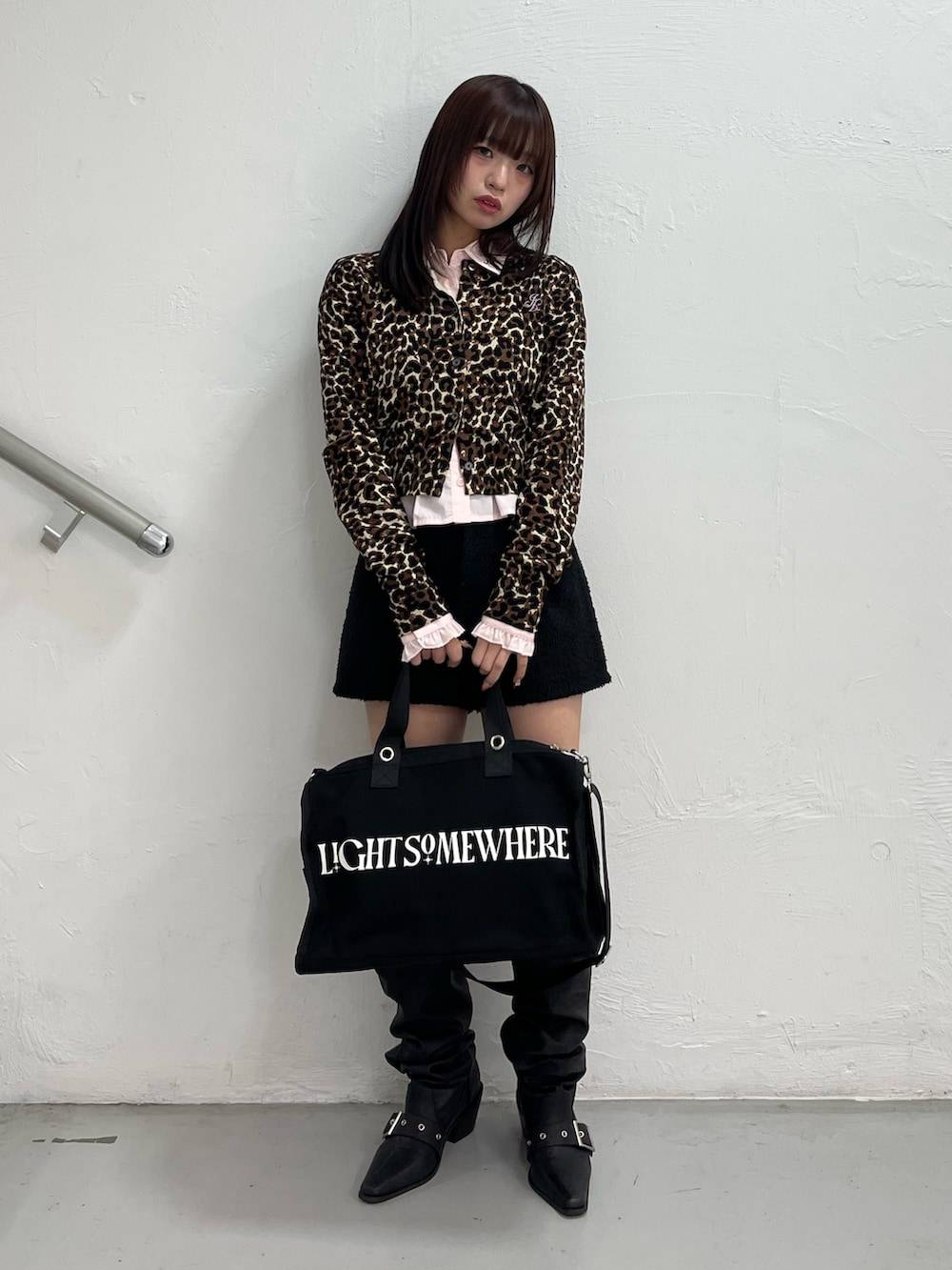 ブラウン系のカーディガン/ボレロ、ピンク系のシャツ/ブラウス、ブラック系のその他パンツを着用したレディースの冬コーディネートの2枚目の写真