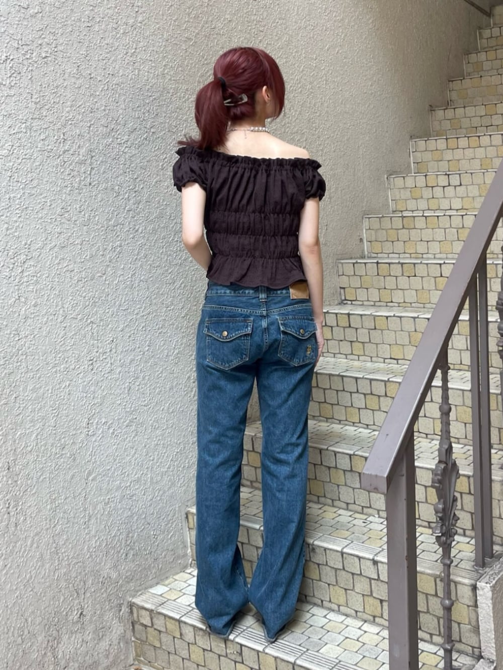 ブラック系のパンプス、ブルー系のデニムパンツ、ブラウン系のシャツ/ブラウスを着用したレディースの夏コーディネートの4枚目の写真
