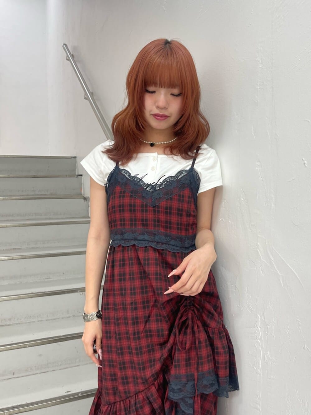 ブラック系のパンプス、ホワイト系のTシャツ/カットソー、レッド系のワンピースを着用したレディースの夏コーディネートの5枚目の写真