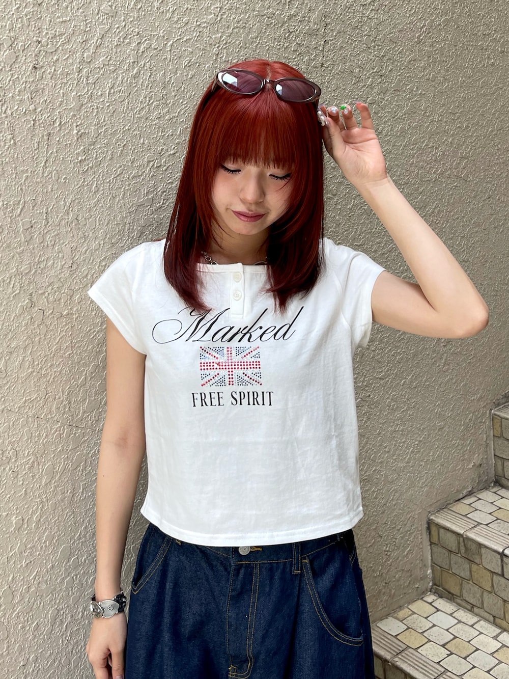 ブルー系のデニムパンツ、ホワイト系のTシャツ/カットソー、ブラック系のパンプスを着用したレディースの春コーディネートの5枚目の写真