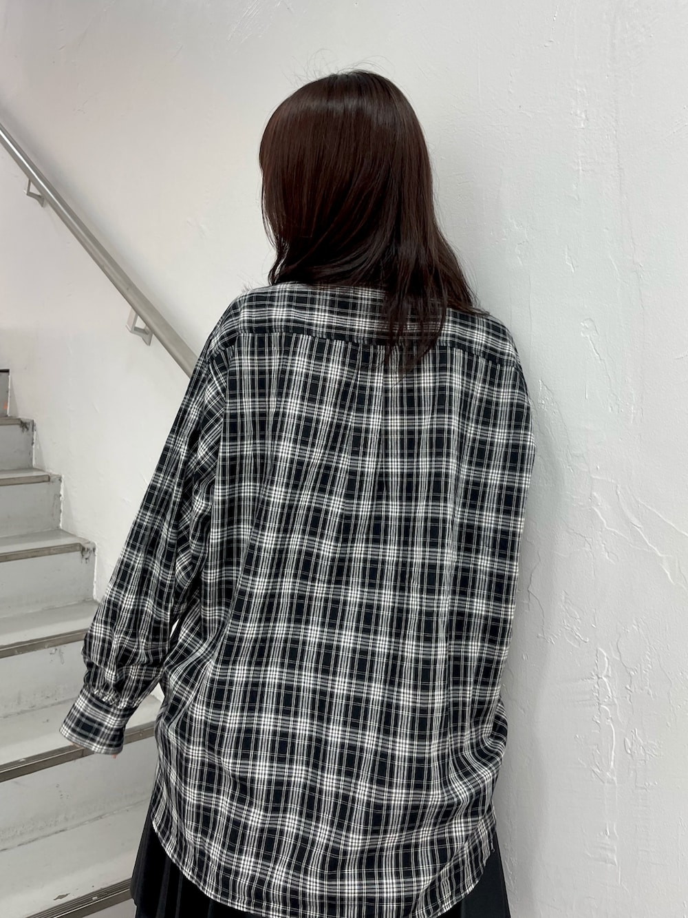 ブラック系のシャツ/ブラウス、ブラック系のスカート、ブラック系のブーツを着用したレディースの春コーディネートの7枚目の写真