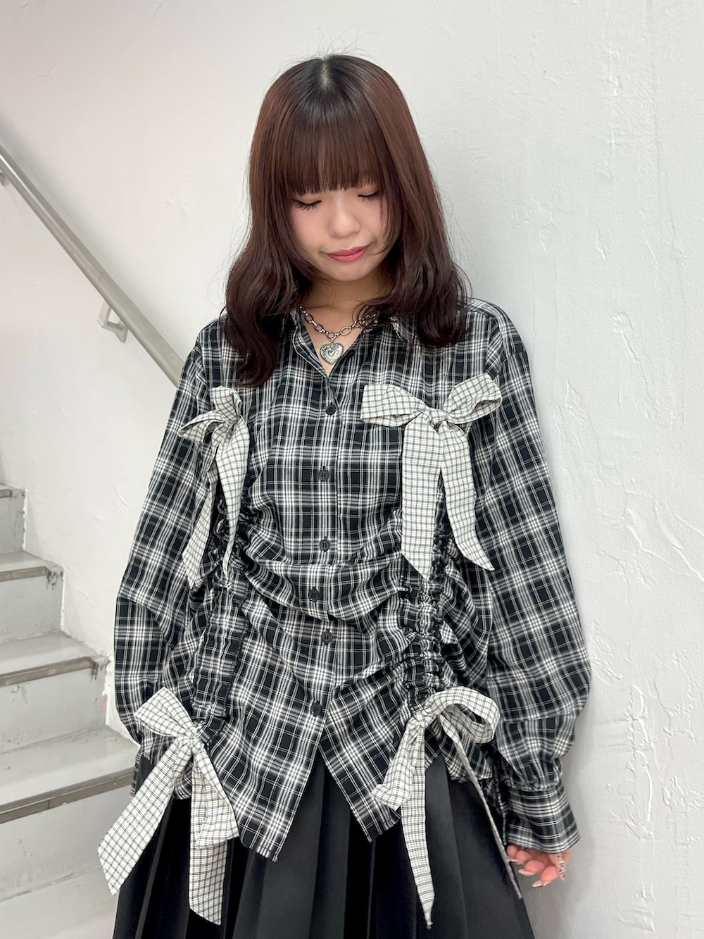 ブラック系のシャツ/ブラウス、ブラック系のスカート、ブラック系のブーツを着用したレディースの春コーディネートの5枚目の写真