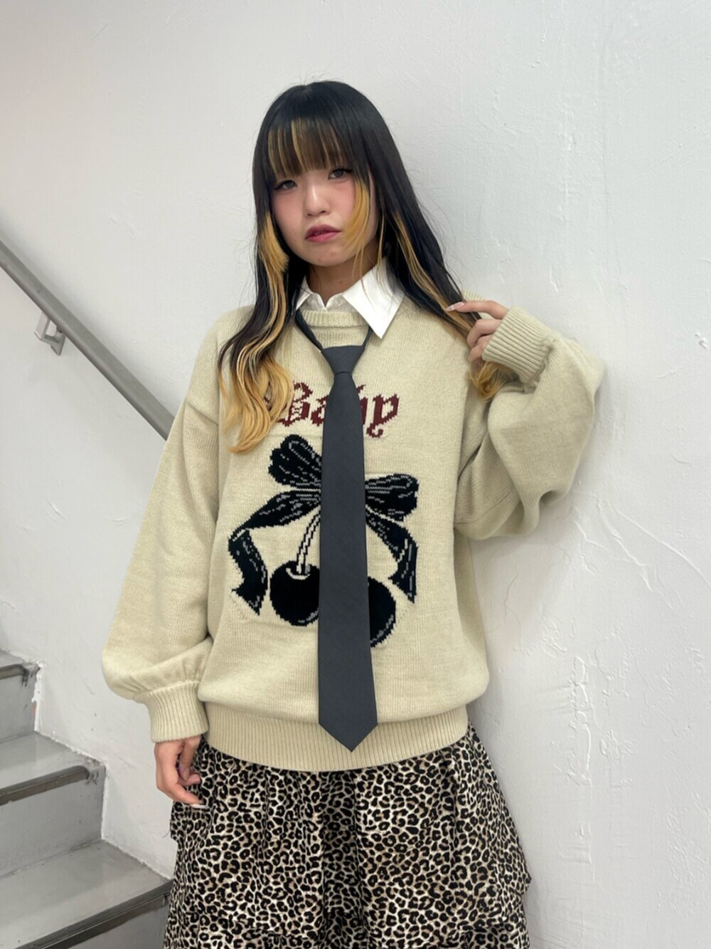 ブラウン系のスカート、ホワイト系のニット/セーター、ホワイト系のシャツ/ブラウスを着用したレディースの秋コーディネートの4枚目の写真