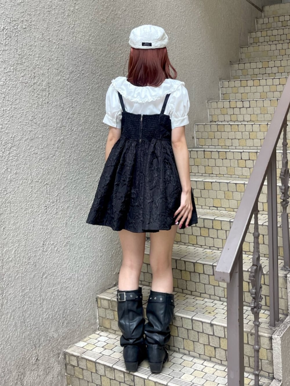 ブラック系のブーツ、ブラック系のワンピース、ホワイト系のシャツ/ブラウスを着用したレディースの夏コーディネートの4枚目の写真