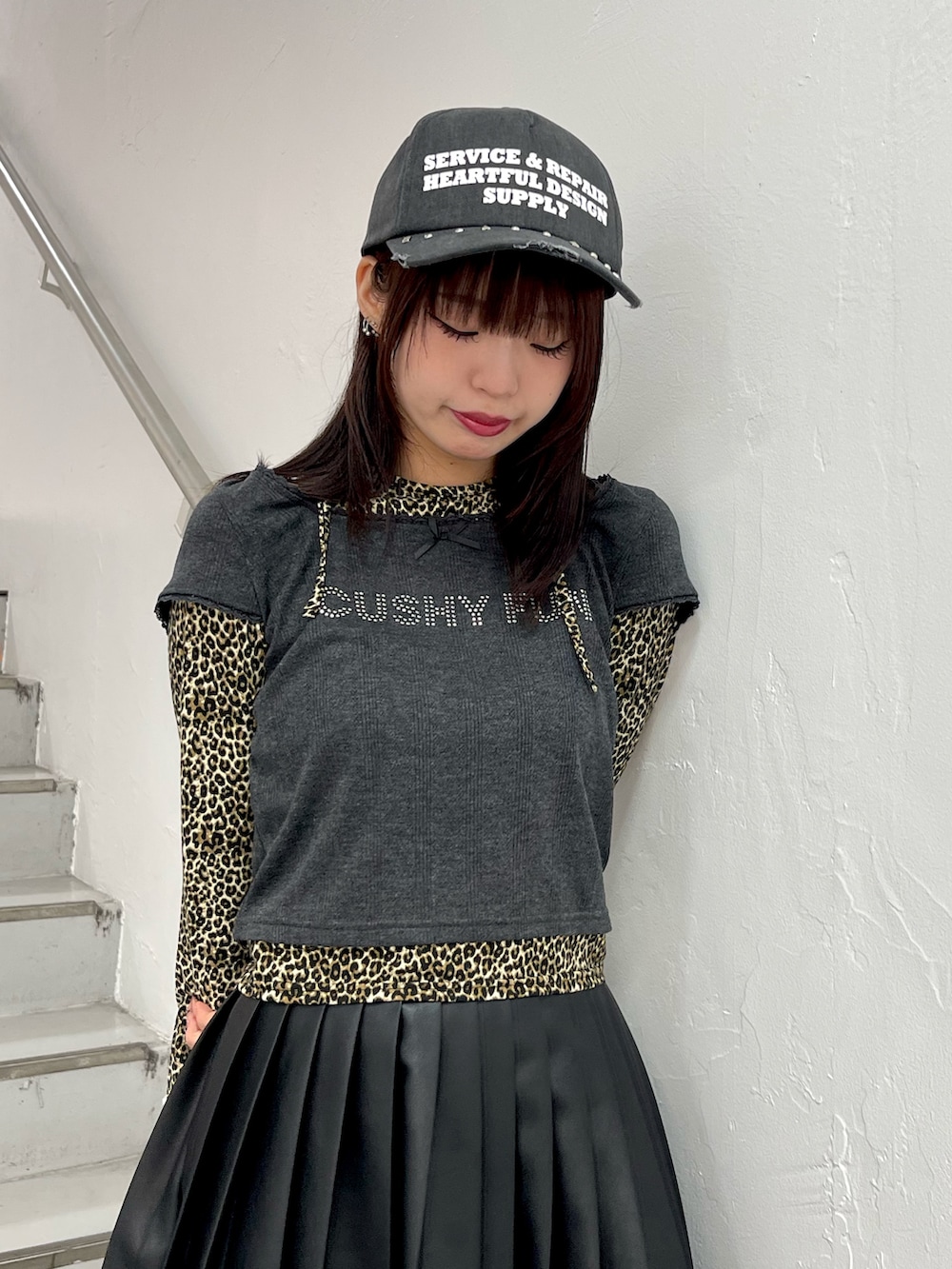 ブラック系のTシャツ/カットソー、ブラック系のスカート、ブラック系のハンドバッグを着用したレディースの冬コーディネートの5枚目の写真