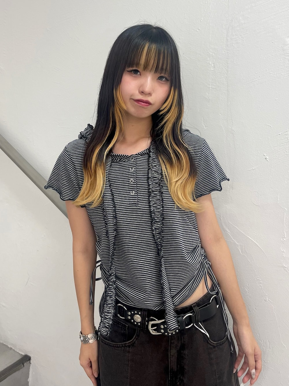 ブルー系のTシャツ/カットソー、ブラック系のデニムパンツ、ブラック系のレッグウォーマーを着用したレディースの夏コーディネートの5枚目の写真