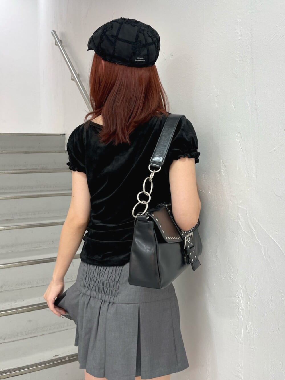 ブラック系のブーツ、ブラック系のハンドバッグ、ブラック系のTシャツ/カットソーを着用したレディースの夏コーディネートの7枚目の写真