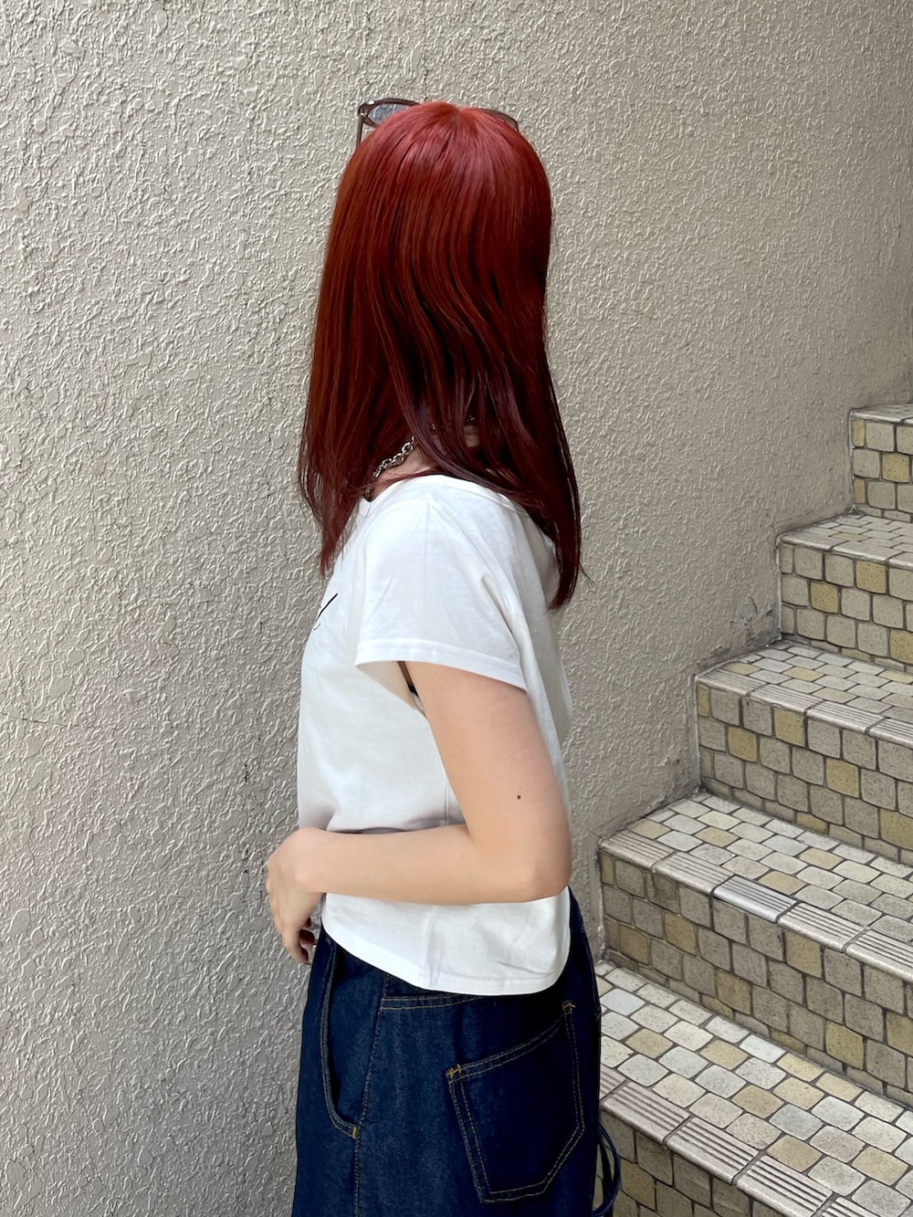 ブルー系のデニムパンツ、ホワイト系のTシャツ/カットソー、ブラック系のパンプスを着用したレディースの春コーディネートの6枚目の写真
