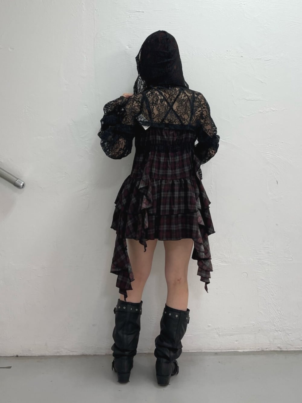 ブラック系のカーディガン/ボレロ、ブラック系のブーツ、レッド系のワンピースを着用したレディースの夏コーディネートの4枚目の写真