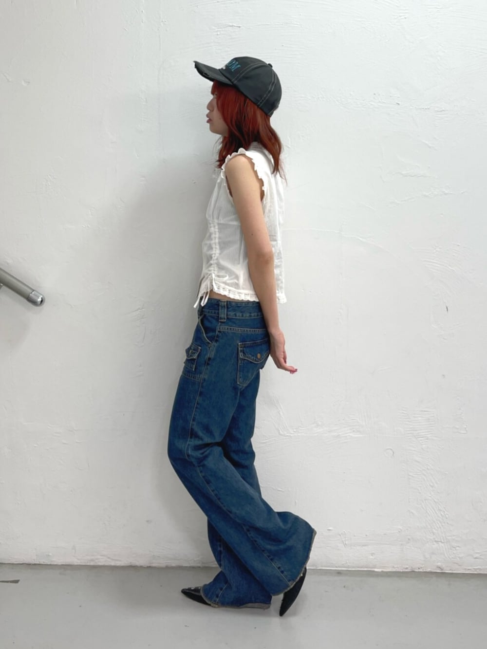 ブラック系のパンプス、ブルー系のデニムパンツ、ホワイト系のシャツ/ブラウスを着用したレディースの夏コーディネートの3枚目の写真
