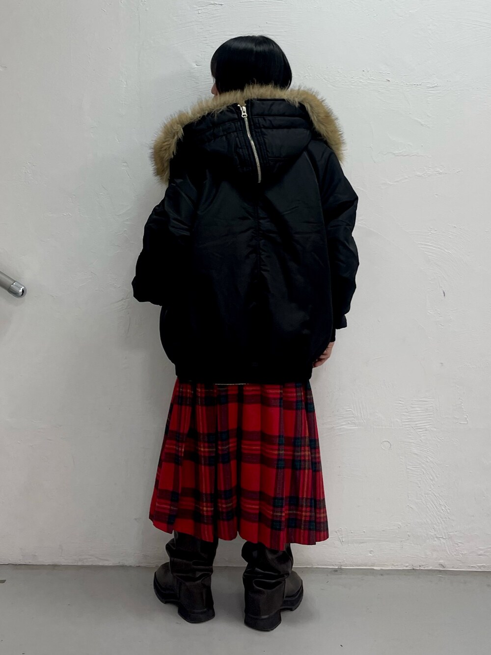 その他のブルゾン、レッド系のスカート、ホワイト系のニット/セーターを着用したレディースの秋コーディネートの4枚目の写真