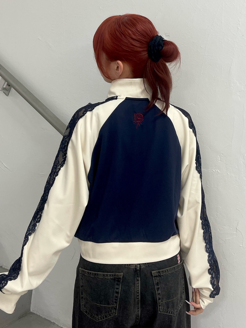 ブラック系のデニムパンツ、ブラック系のパンプス、ブルー系のジャージを着用したレディースの春コーディネートの7枚目の写真