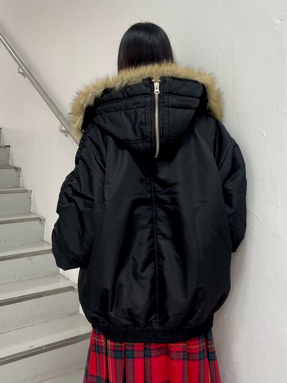 その他のブルゾン、レッド系のスカート、ホワイト系のニット/セーターを着用したレディースの秋コーディネートの8枚目の写真