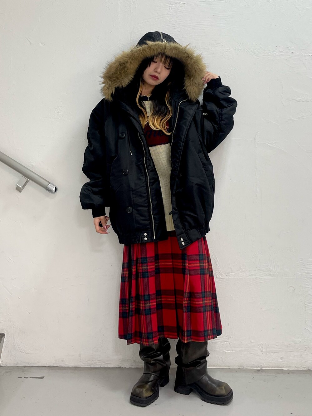 その他のブルゾン、レッド系のスカート、ホワイト系のニット/セーターを着用したレディースの秋コーディネートの5枚目の写真