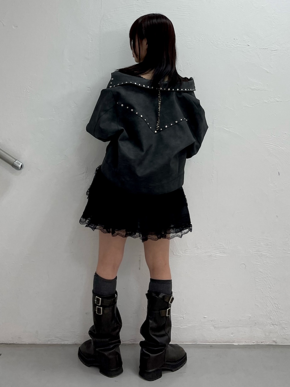 ブラック系のブルゾン、ブラック系のその他パンツ、ブラック系のTシャツ/カットソーを着用したレディースの冬コーディネートの3枚目の写真