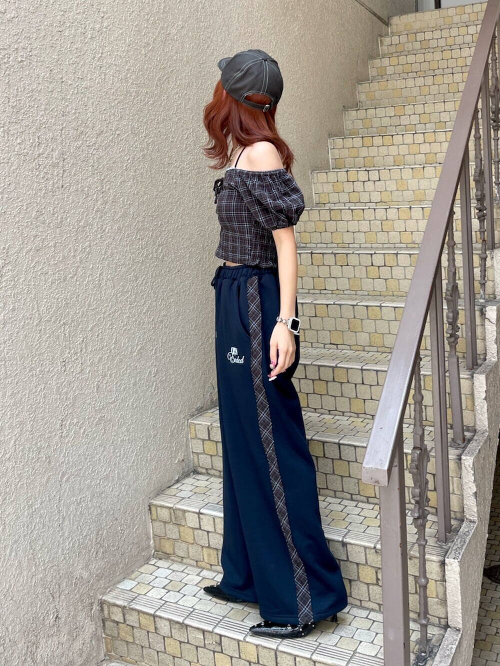ブラック系のパンプス、ブラウン系のシャツ/ブラウス、ブルー系のその他パンツを着用したレディースの夏コーディネートの3枚目の写真
