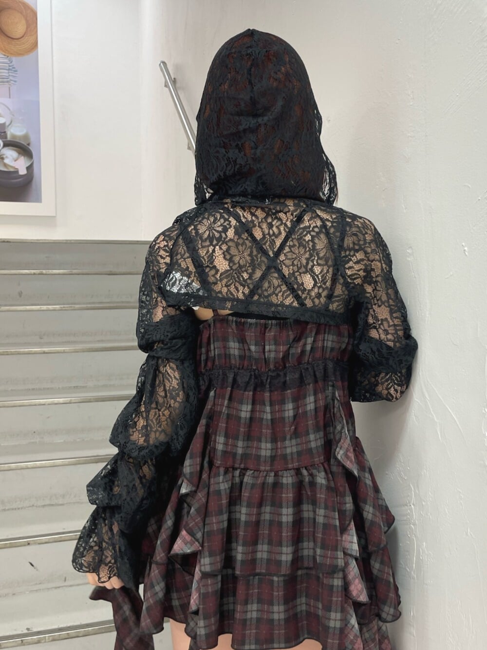 ブラック系のカーディガン/ボレロ、ブラック系のブーツ、レッド系のワンピースを着用したレディースの夏コーディネートの7枚目の写真