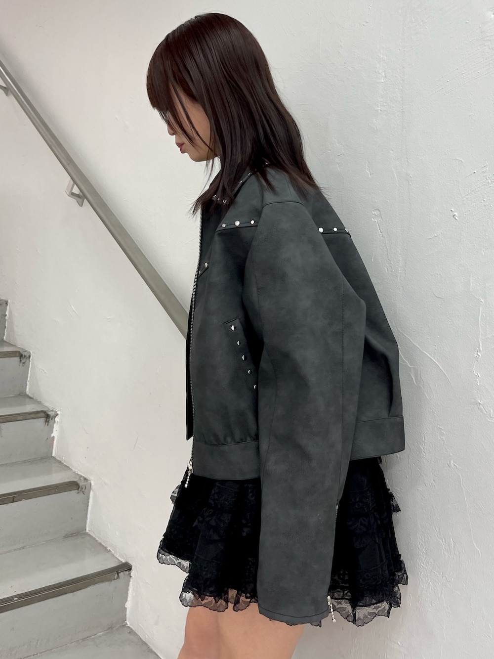 ブラック系のブルゾン、ブラック系のその他パンツ、ブラック系のTシャツ/カットソーを着用したレディースの冬コーディネートの5枚目の写真