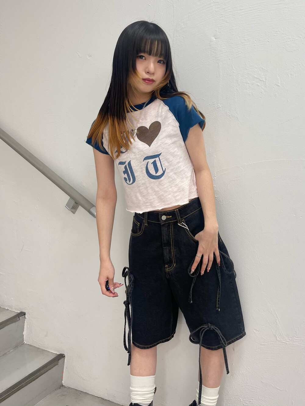 ブラック系のデニムパンツ、ピンク系のTシャツ/カットソー、ブラック系のシャツ/ブラウスを着用したレディースの春コーディネートの10枚目の写真