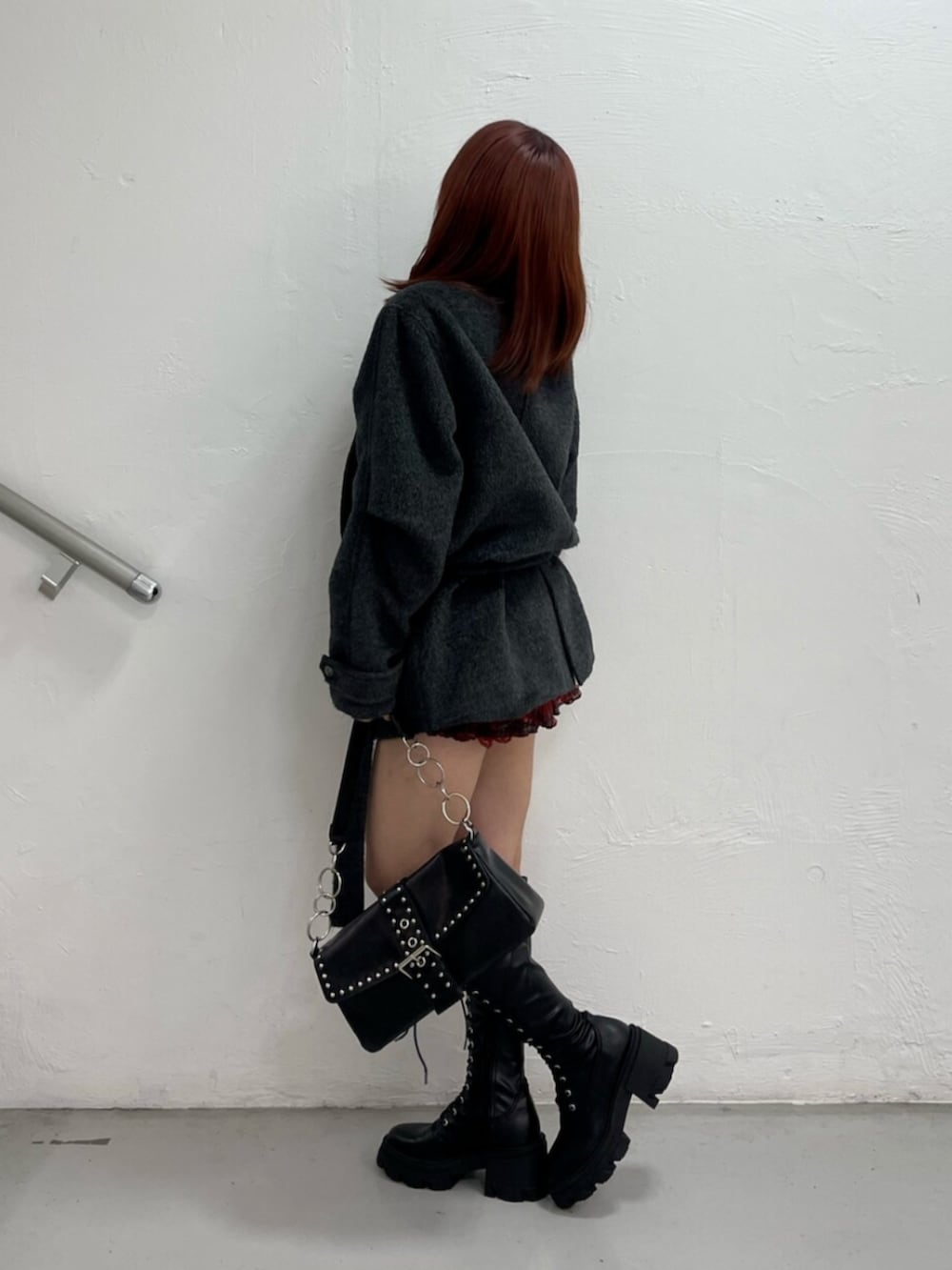 レッド系のその他パンツ、グレー系のその他アウター、ブラック系のハンドバッグを着用したレディースの夏コーディネートの3枚目の写真