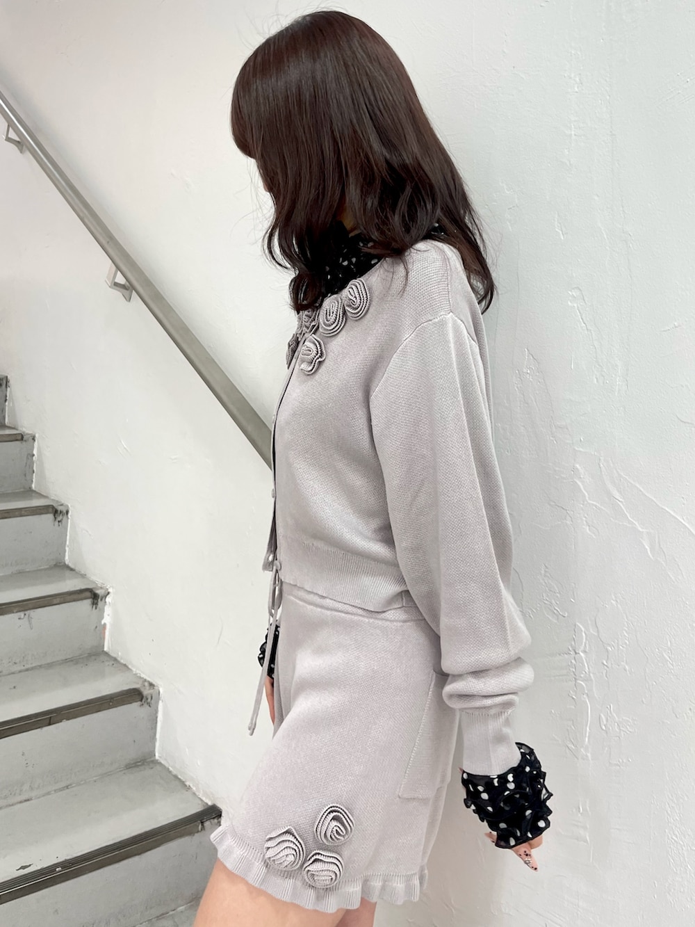 グレー系のニット/セーター、グレー系のその他パンツ、ブラック系のシャツ/ブラウスを着用したレディースの春コーディネートの6枚目の写真