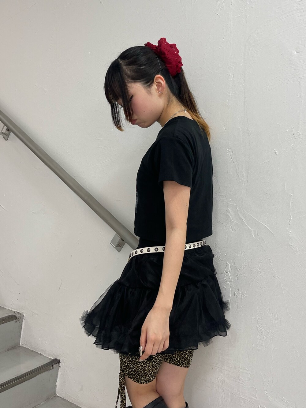 ブラック系のスカート、ブラウン系のその他パンツ、ブラック系のブーツを着用したレディースの夏コーディネートの5枚目の写真