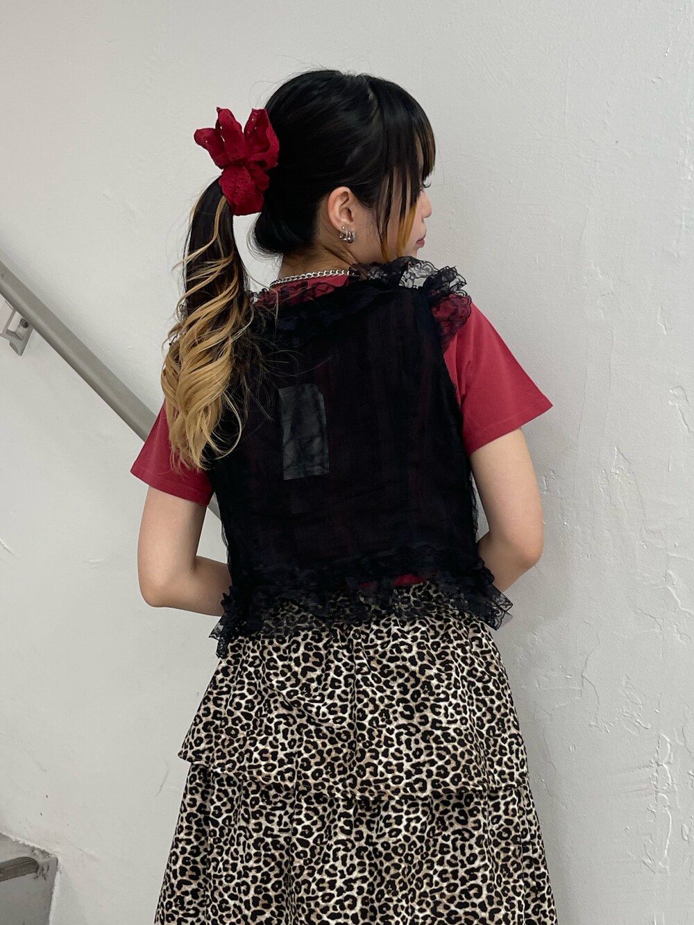 ブラウン系のスカート、ブラック系のブーツ、ブラック系のベストを着用したレディースの夏コーディネートの6枚目の写真