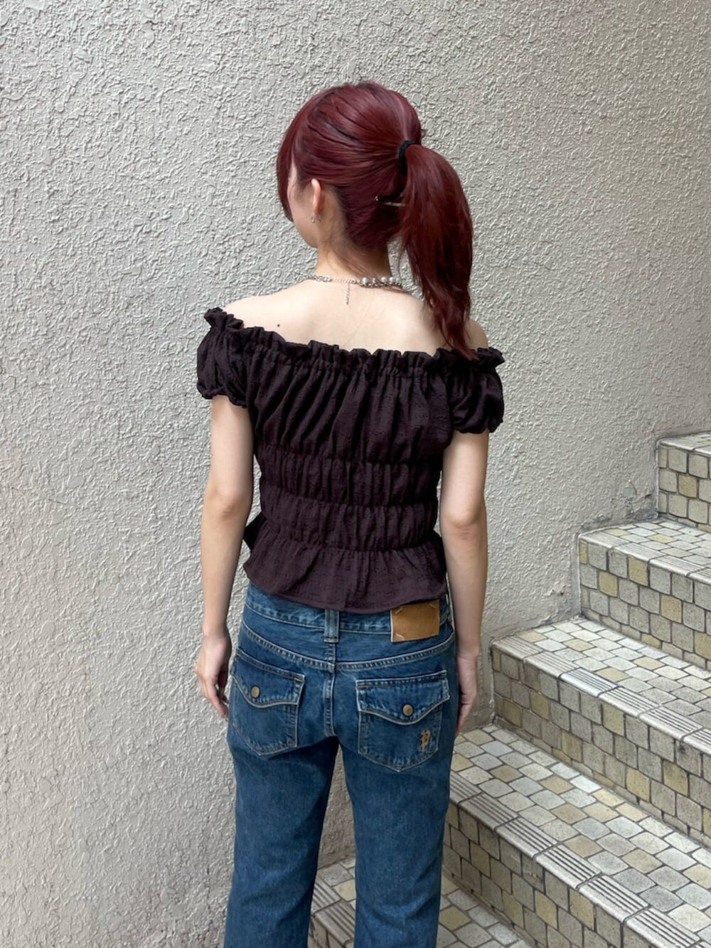ブラック系のパンプス、ブルー系のデニムパンツ、ブラウン系のシャツ/ブラウスを着用したレディースの夏コーディネートの7枚目の写真