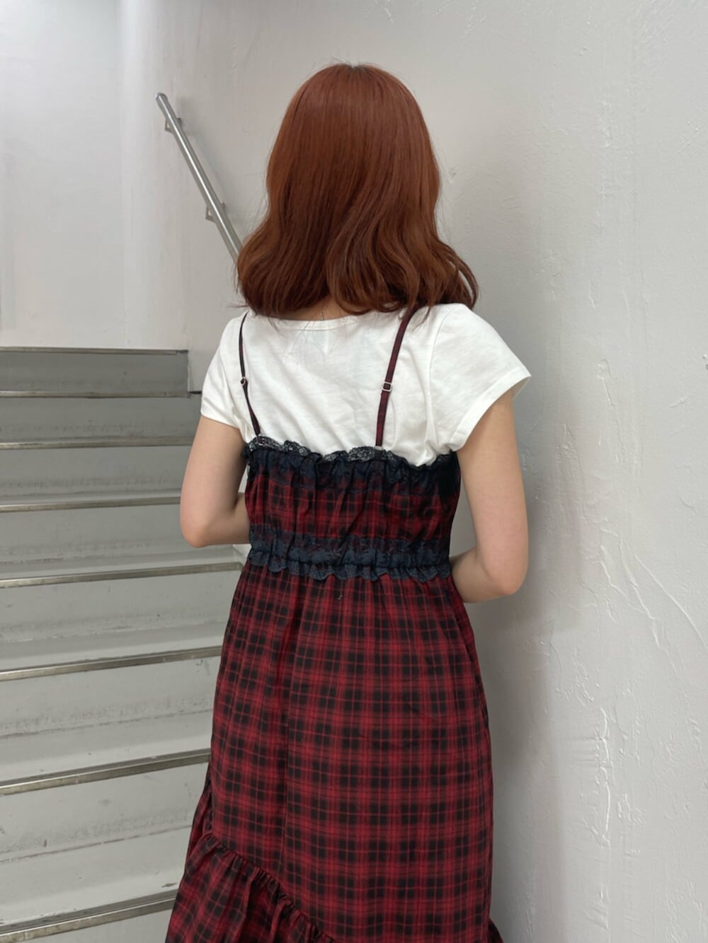ブラック系のパンプス、ホワイト系のTシャツ/カットソー、レッド系のワンピースを着用したレディースの夏コーディネートの7枚目の写真