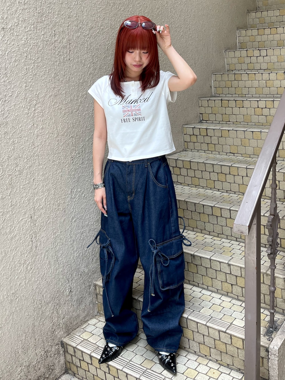 ブルー系のデニムパンツ、ホワイト系のTシャツ/カットソー、ブラック系のパンプスを着用したレディースの春コーディネートの2枚目の写真