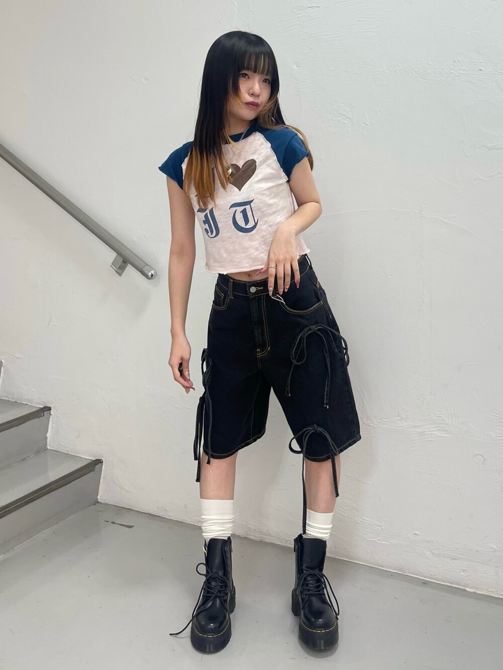 ブラック系のデニムパンツ、ピンク系のTシャツ/カットソー、ブラック系のシャツ/ブラウスを着用したレディースの春コーディネートの4枚目の写真