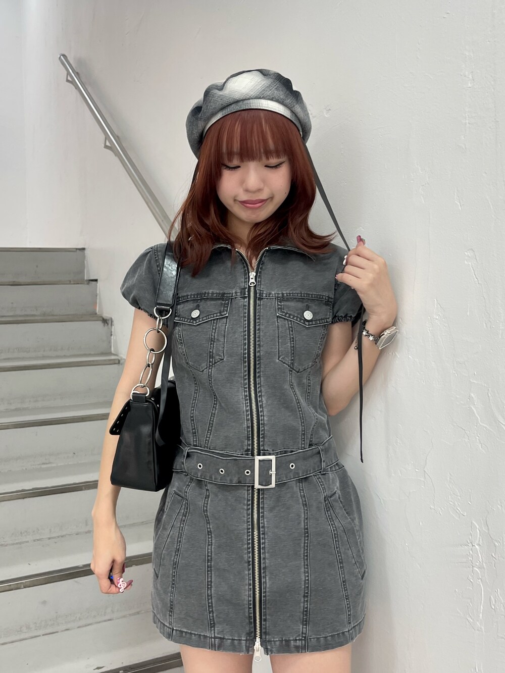 ブラック系のワンピース、ブラック系のハンドバッグ、ブラック系のブーツを着用したレディースの夏コーディネートの5枚目の写真