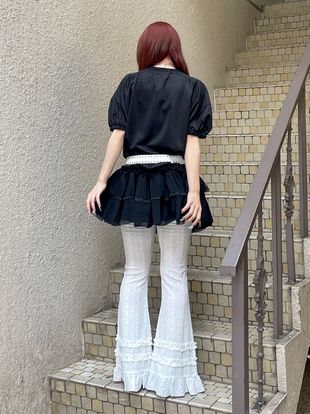ホワイト系のワンピース、ホワイト系のその他パンツ、ブラック系のパンプスを着用したレディースの春コーディネートの4枚目の写真