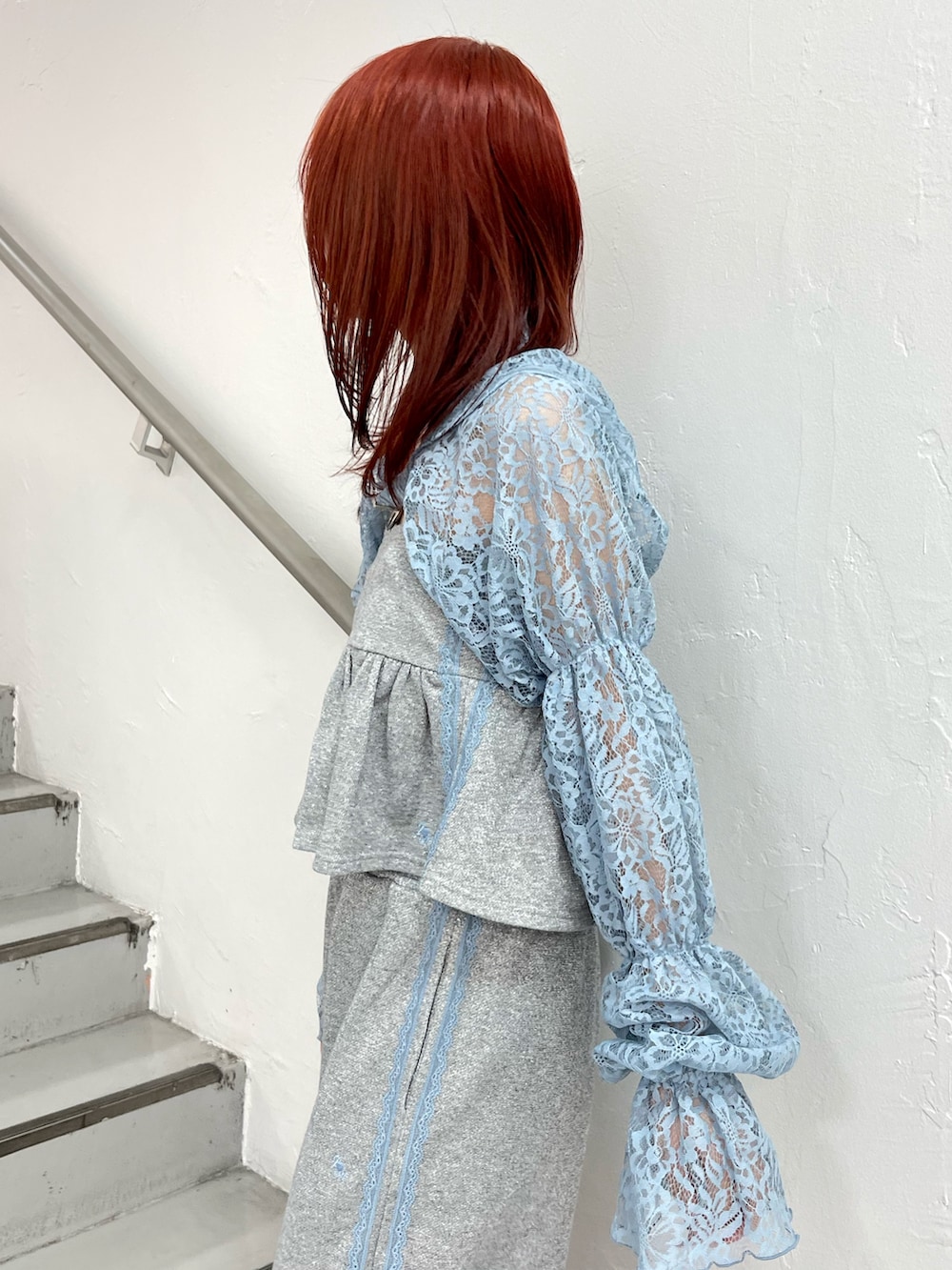 ブルー系のカーディガン/ボレロ、グレー系のその他パンツ、グレー系のキャミソールを着用したレディースの春コーディネートの7枚目の写真