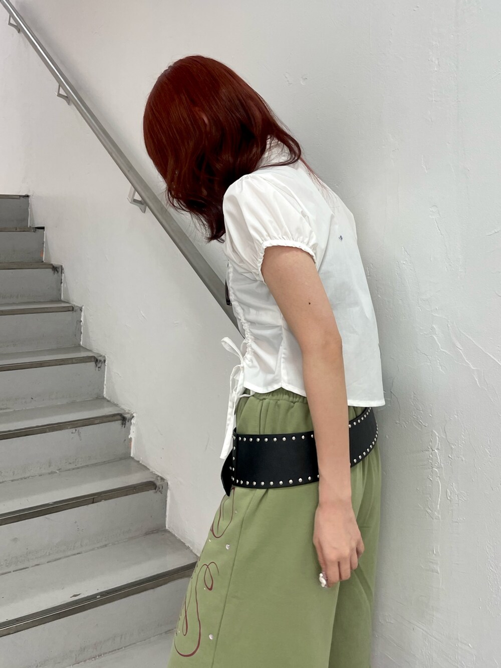 ホワイト系のシャツ/ブラウス、グリーン系のその他パンツ、ブラック系のブーツを着用したレディースの春コーディネートの6枚目の写真