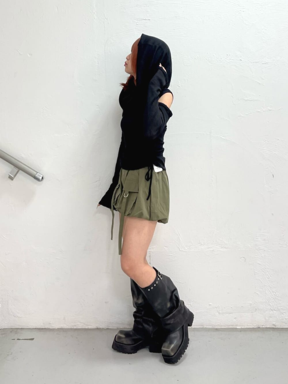 ベージュ系のその他パンツ、ブラック系のTシャツ/カットソー、ブラック系のブーツを着用したレディースの夏コーディネートの3枚目の写真