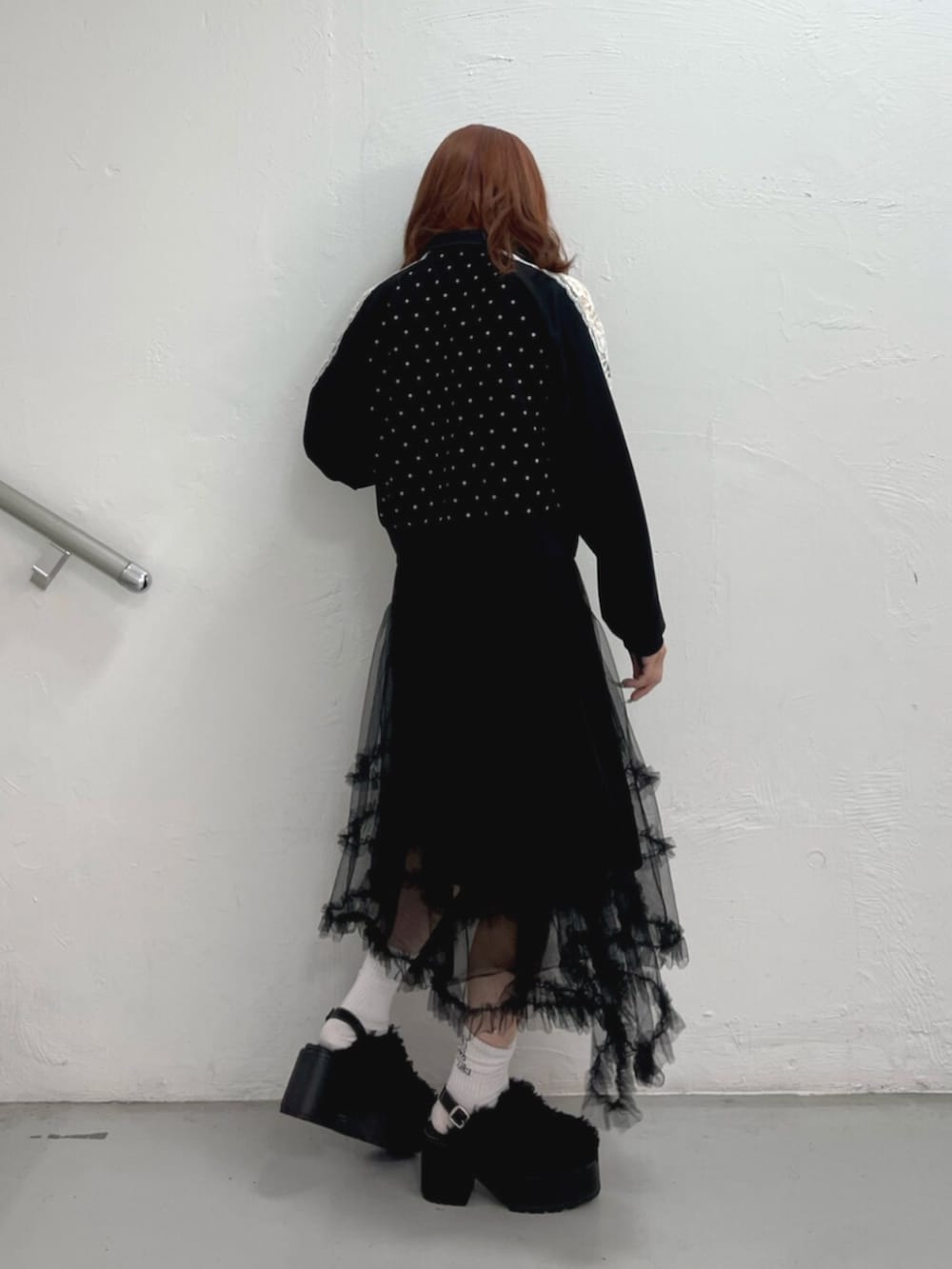 ブラック系のサンダル、ブラック系のTシャツ/カットソー、ブラック系のスカートを着用したレディースの夏コーディネートの4枚目の写真