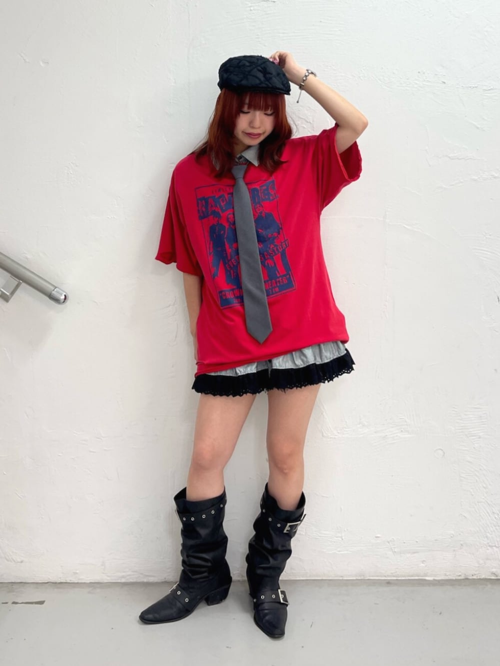ブラック系のブーツ、レッド系のTシャツ/カットソー、ブラック系のシャツ/ブラウスを着用したレディースの夏コーディネートの2枚目の写真