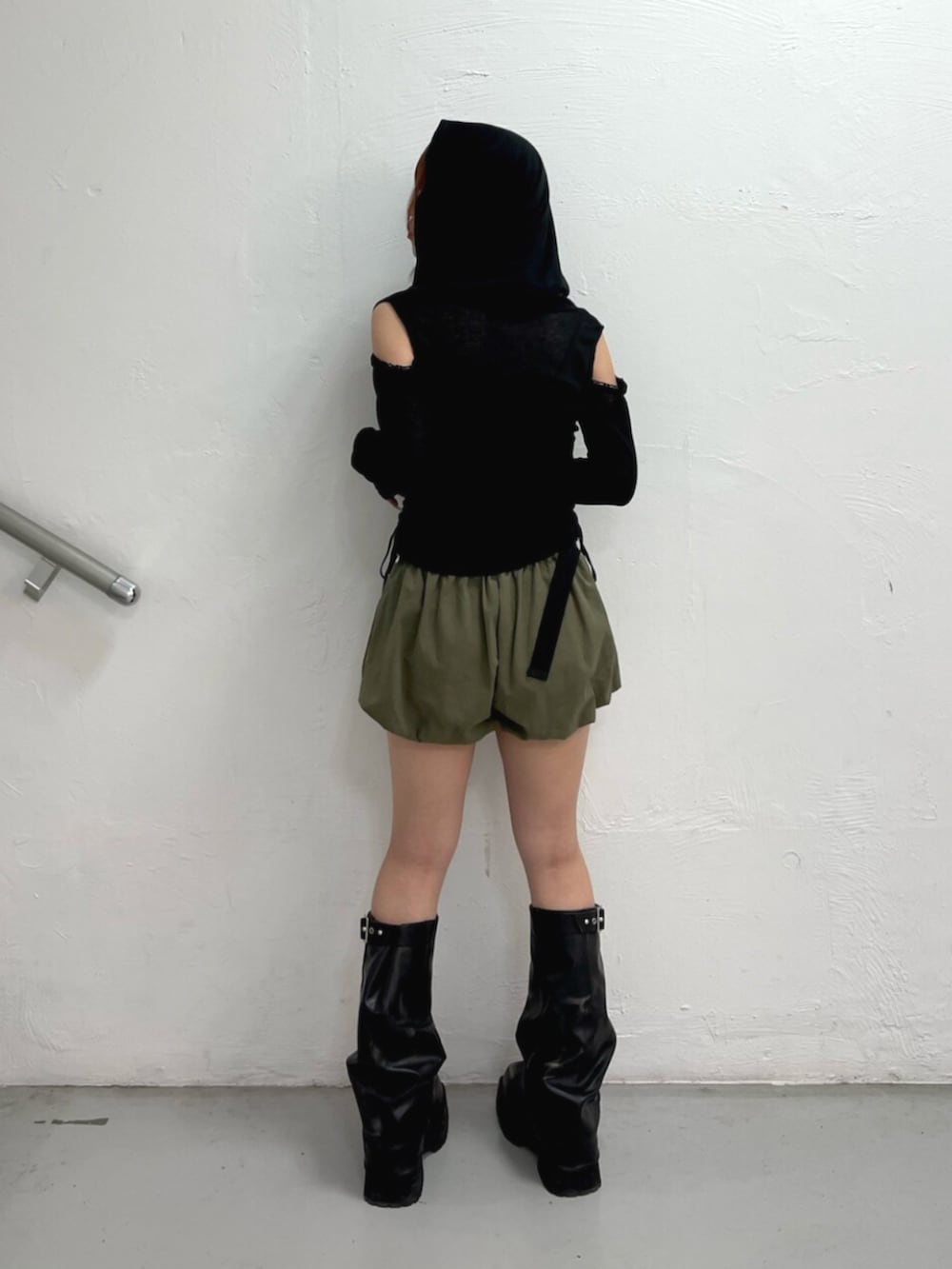 ベージュ系のその他パンツ、ブラック系のTシャツ/カットソー、ブラック系のブーツを着用したレディースの夏コーディネートの4枚目の写真