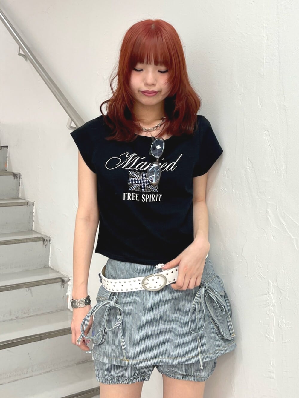 ブラック系のブーツ、ブラック系のTシャツ/カットソー、ブラック系のデニムパンツを着用したレディースの春コーディネートの5枚目の写真