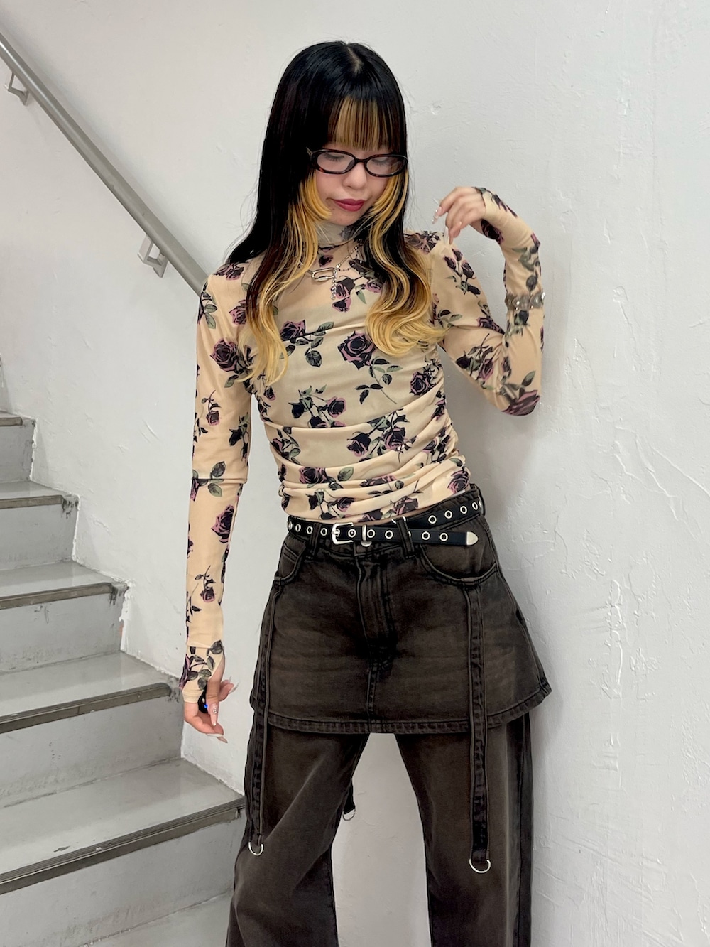 ベージュ系のTシャツ/カットソー、シルバー系のネックレス、ブラウン系のメガネを着用したレディースの夏コーディネートの4枚目の写真