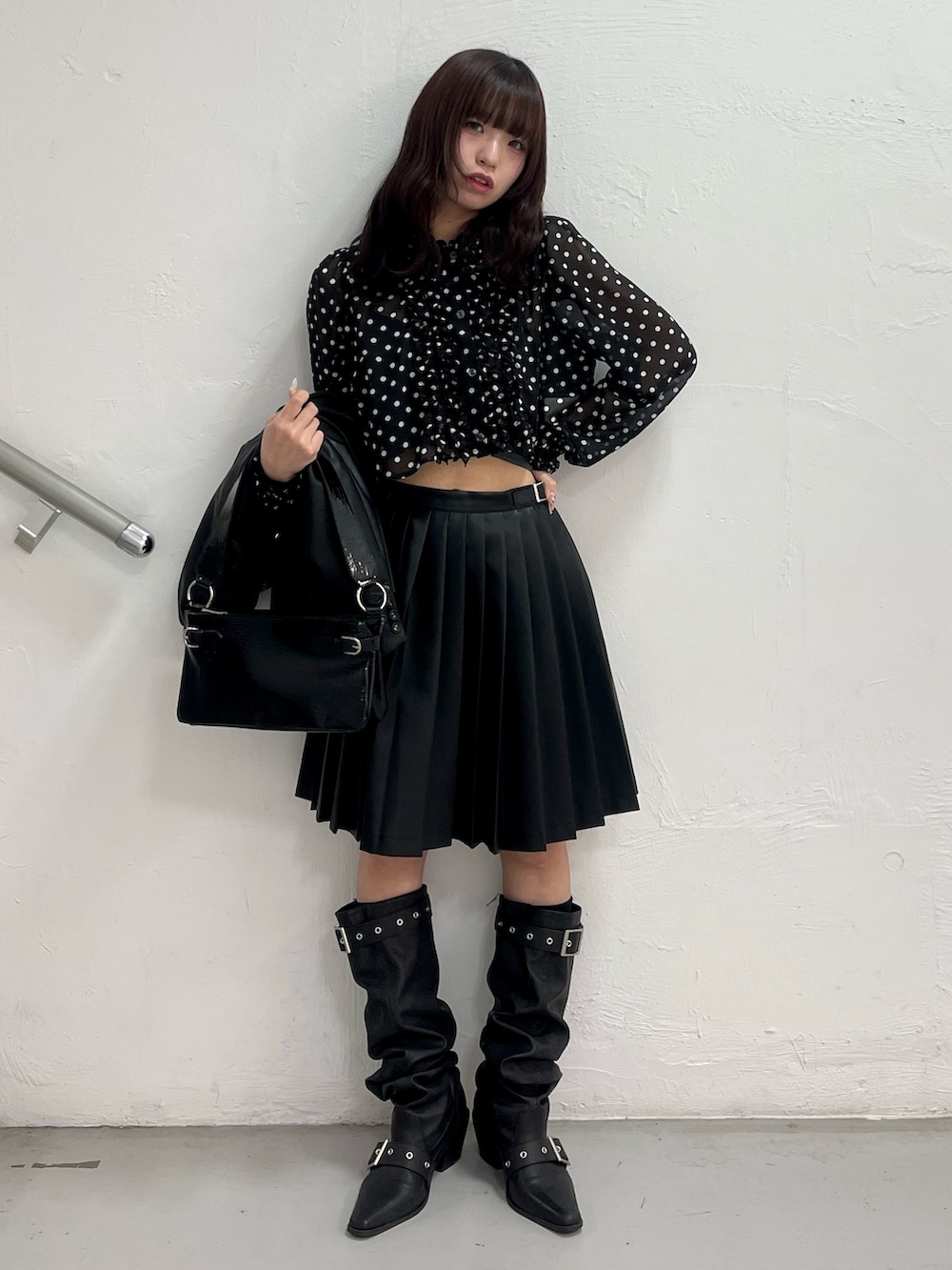 ブラック系のシャツ/ブラウス、ブラック系のスカート、ブラック系のテーラードジャケットを着用したレディースの春コーディネートの2枚目の写真