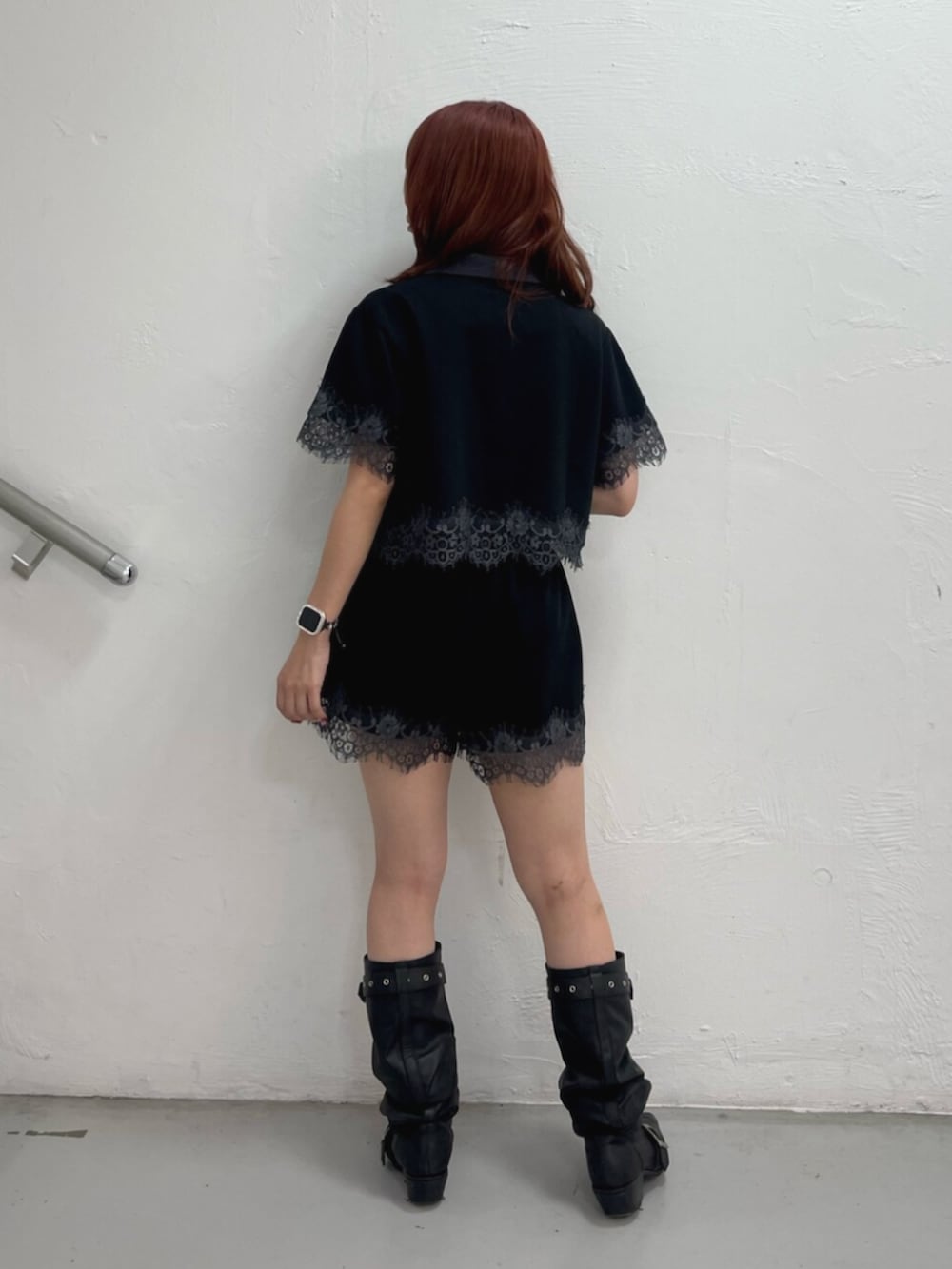 ブルー系のTシャツ/カットソー、ブルー系のその他パンツを着用したレディースの夏コーディネートの4枚目の写真