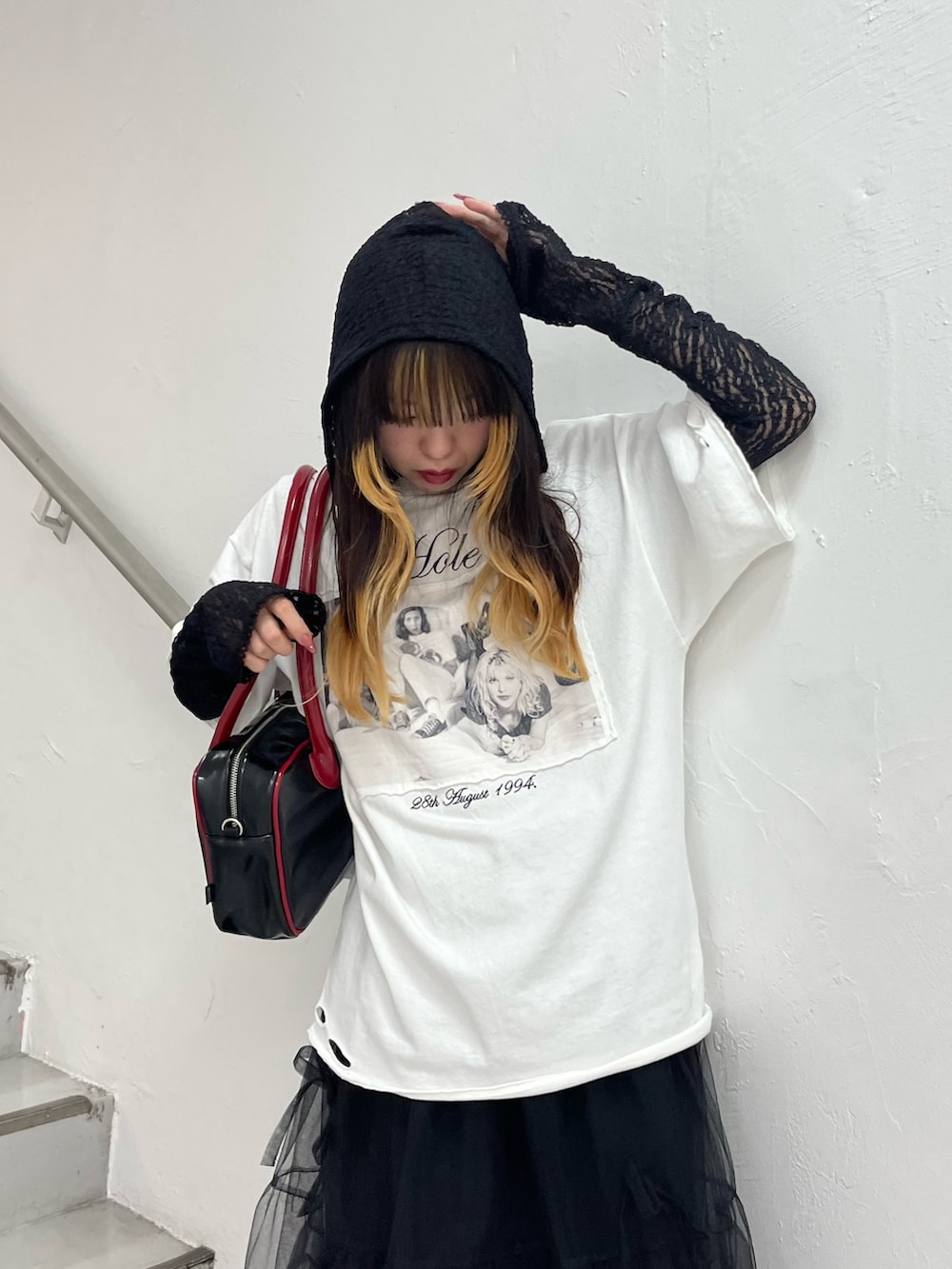 ホワイト系のTシャツ/カットソー、ブラック系のTシャツ/カットソー、ブラック系のスカートを着用したレディースの夏コーディネートの6枚目の写真