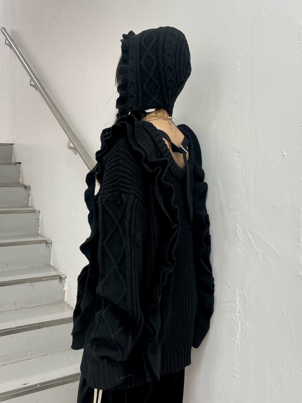 ブラック系のニット/セーター、ブラック系のその他パンツ、ブラック系のニットキャップ/ビーニーを着用したレディースの秋コーディネートの6枚目の写真